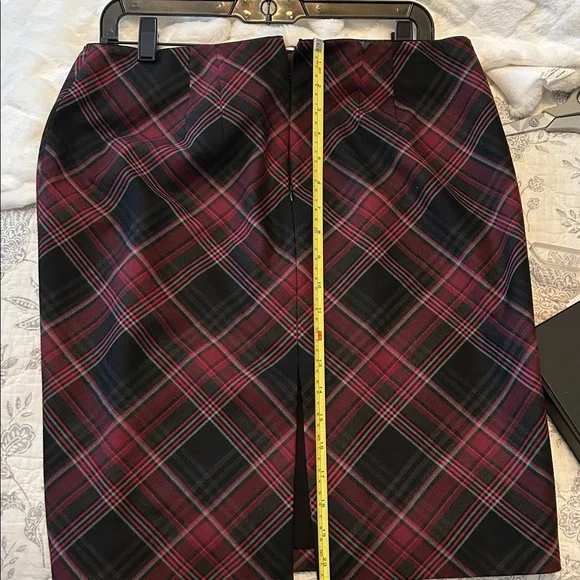 White House Black Market Red and Black Plaid Pencil Skirt size 8 L 20 1/2” - Picture 4 of 4